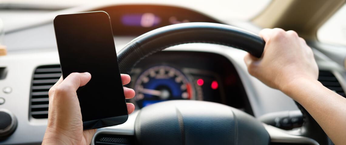 Verkeerspsycholoog over telefoongebruik achter het stuur: ‘risico wordt onderschat’