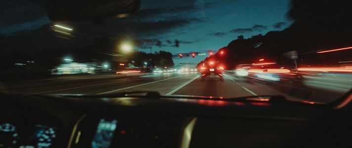 Onderzoek: bijna driekwart van de automobilisten past rijgedrag aan in het donker