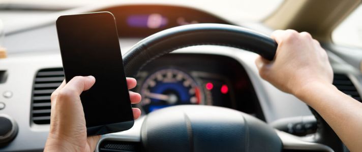 Verkeerspsycholoog over telefoongebruik achter het stuur: ‘risico wordt onderschat’